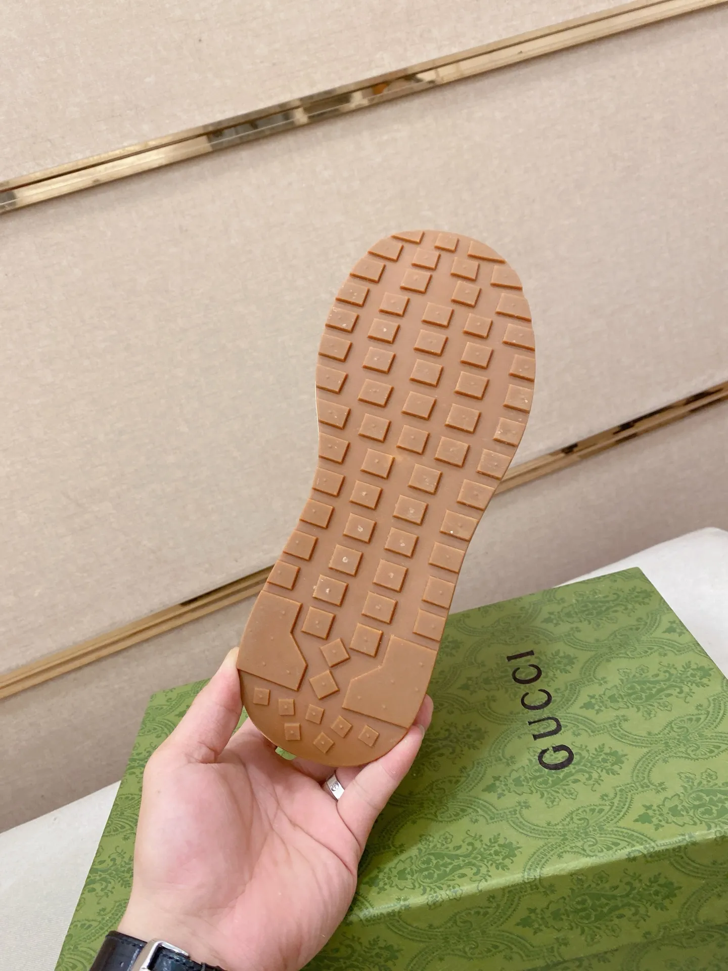Men's shoes 💰 420💰🇮🇹🇮🇹GUCCI (Gucci) top 🔍🔍 new models are on sale at the same time, uppers 🇮🇹 imported first-layer cowhide from Italy. Fully imported genuine leather lining💪💪, completely 1⃣️ to 1⃣️🇮🇹💪💪, ⚠Sole: Original sole provided by the original factory, exclusive movable molded sole super comfortable, ⚠Original factory single goods, 🔍🔍high quality, you can come in and out at will, welcome to compare⚠. Code number:38-44